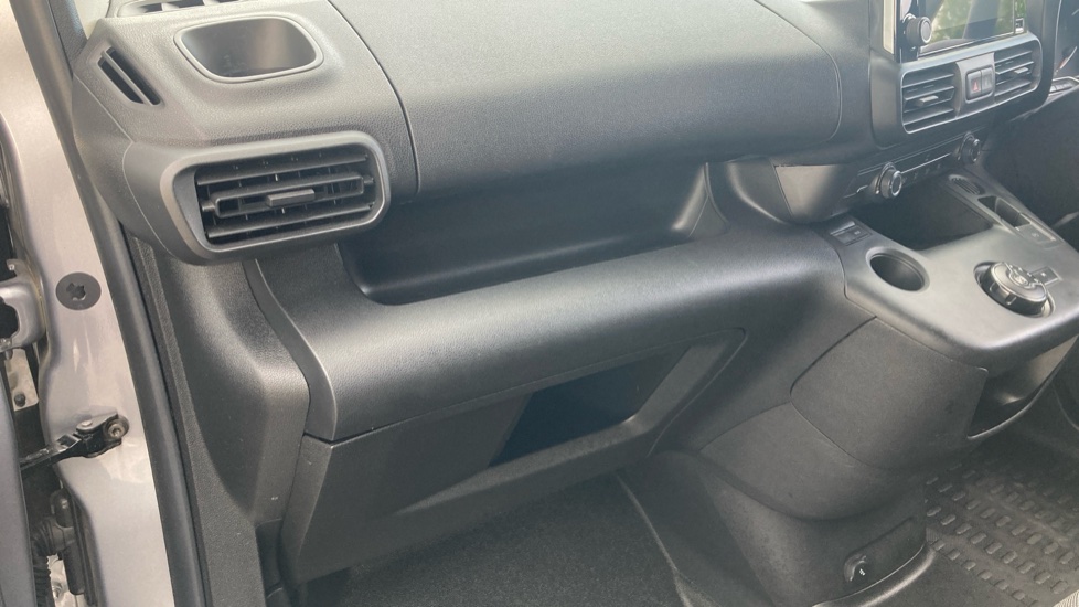 Citroen Berlingo Xl Diesel 1.5 BlueHDi 950Kg Driver Pro 130ps EAT8 [S/S] - Image 38
