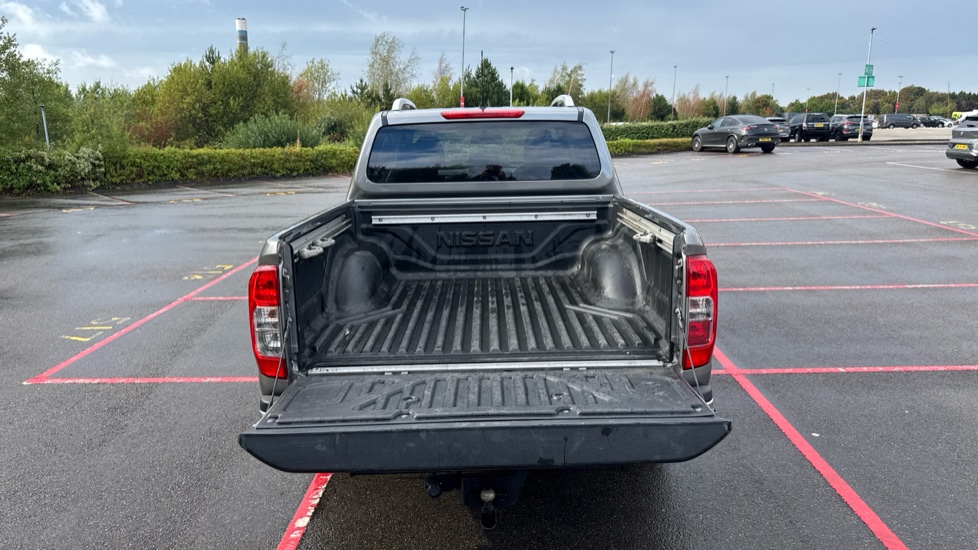 Nissan Navara Diesel Double Cab Pick Up Tekna 2.3dCi 190 TT 4WD - Image 3