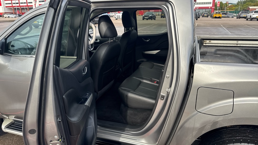 Nissan Navara Diesel Double Cab Pick Up Tekna 2.3dCi 190 TT 4WD - Image 5