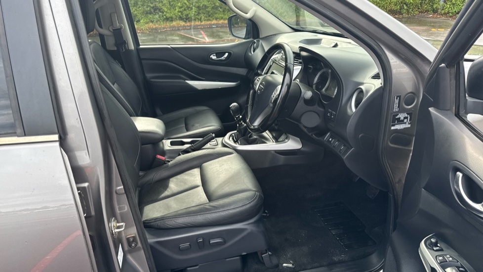 Nissan Navara Diesel Double Cab Pick Up Tekna 2.3dCi 190 TT 4WD - Image 6