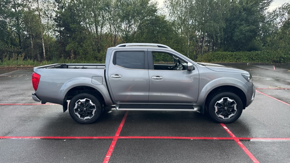 Nissan Navara Diesel Double Cab Pick Up Tekna 2.3dCi 190 TT 4WD - Image 9