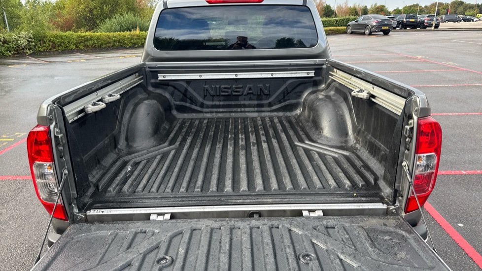 Nissan Navara Diesel Double Cab Pick Up Tekna 2.3dCi 190 TT 4WD - Image 12
