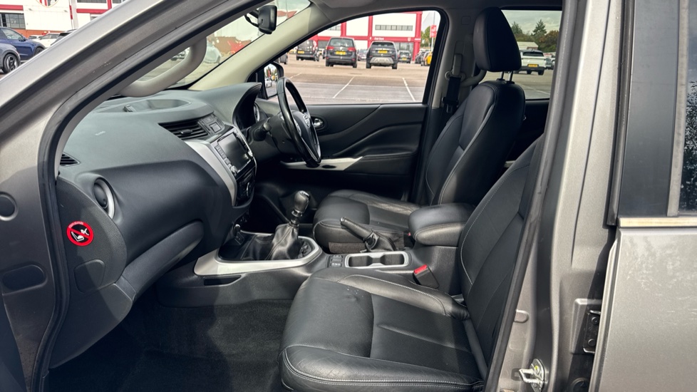 Nissan Navara Diesel Double Cab Pick Up Tekna 2.3dCi 190 TT 4WD - Image 13
