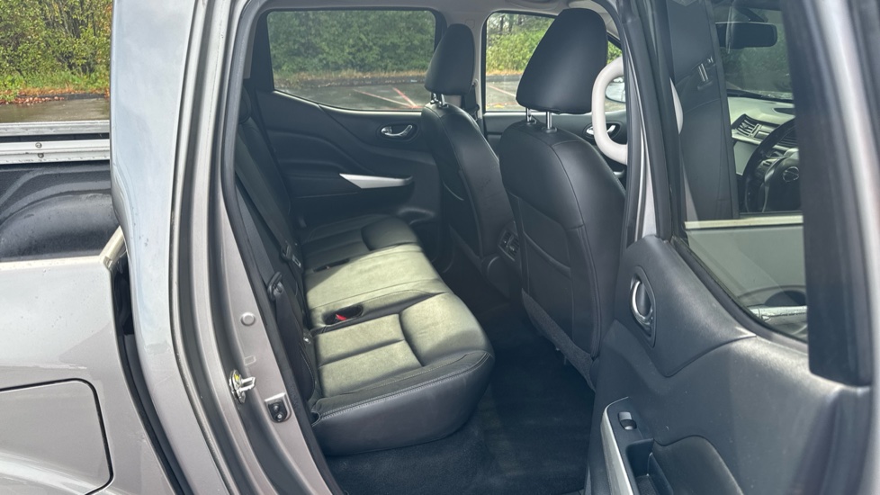 Nissan Navara Diesel Double Cab Pick Up Tekna 2.3dCi 190 TT 4WD - Image 14