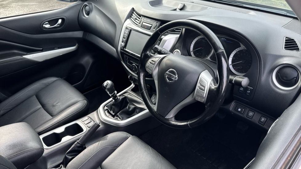 Nissan Navara Diesel Double Cab Pick Up Tekna 2.3dCi 190 TT 4WD - Image 16