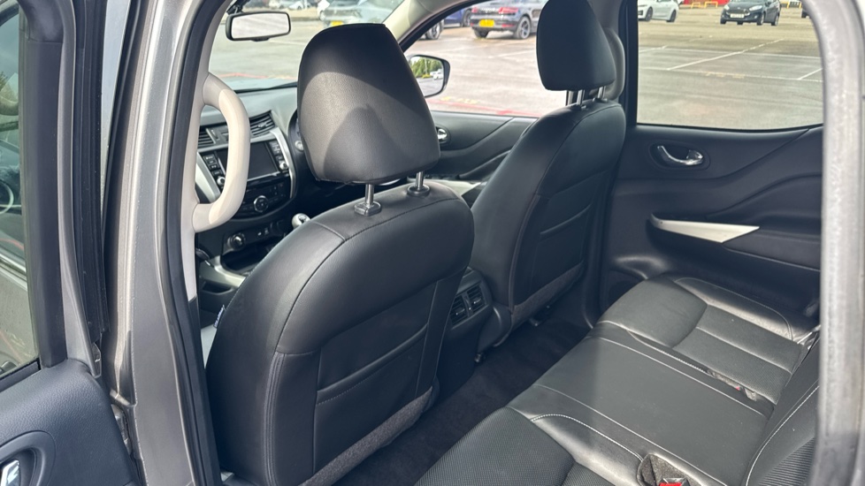 Nissan Navara Diesel Double Cab Pick Up Tekna 2.3dCi 190 TT 4WD - Image 18