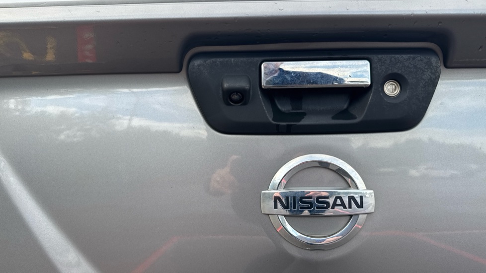Nissan Navara Diesel Double Cab Pick Up Tekna 2.3dCi 190 TT 4WD - Image 25