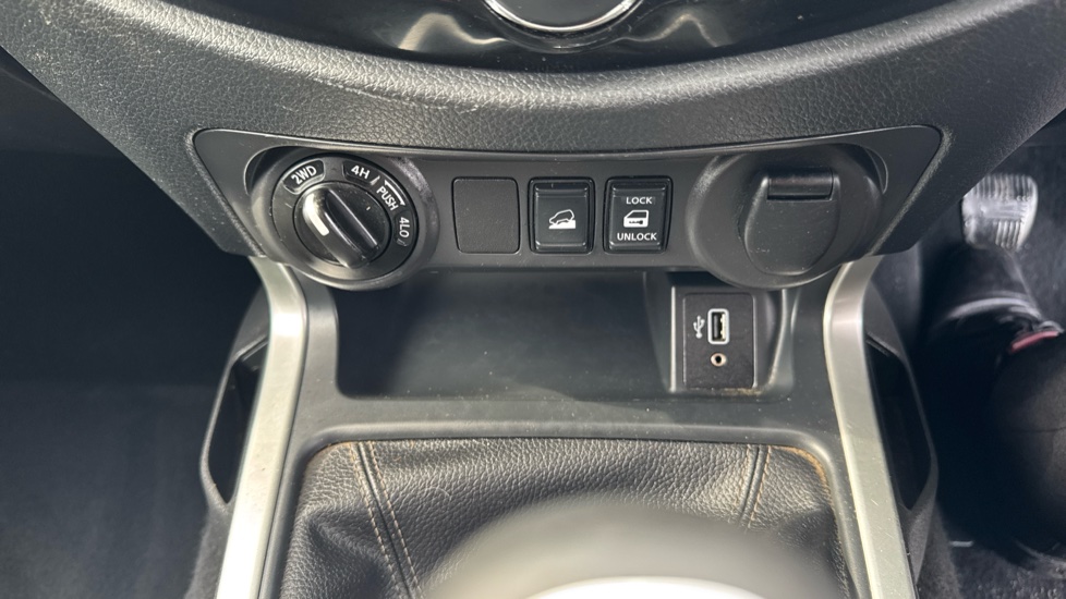 Nissan Navara Diesel Double Cab Pick Up Tekna 2.3dCi 190 TT 4WD - Image 35