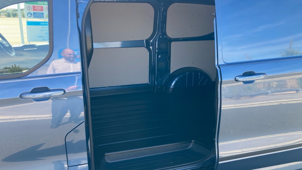 Ford Transit Custom E-320 L1 Rwd 160kW 65kWh H1 Van Sport Auto - Image 5