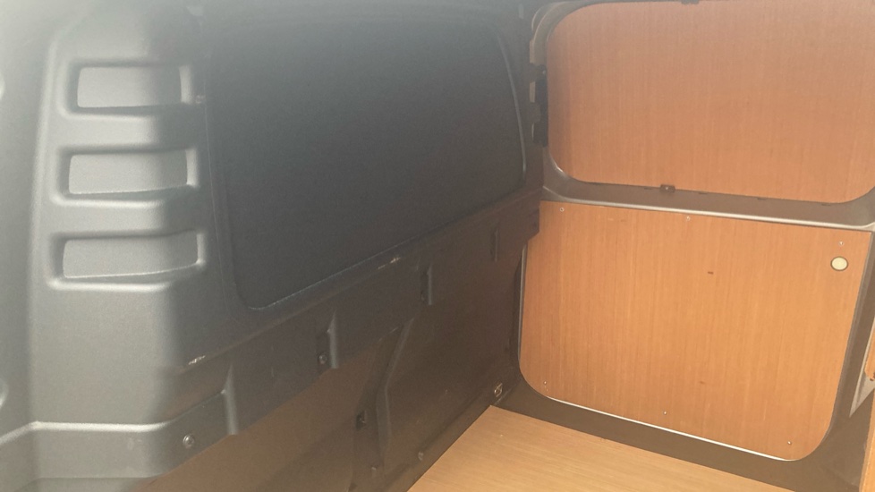 Ford Transit Connect 250 L2 Petrol 1.5 EcoBoost PHEV 150 Trend Van Auto - Image 18