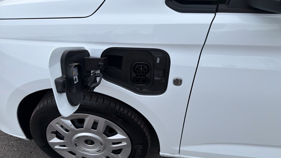 Ford Transit Connect 250 L2 Petrol 1.5 EcoBoost PHEV 150 Trend Van Auto - Image 21