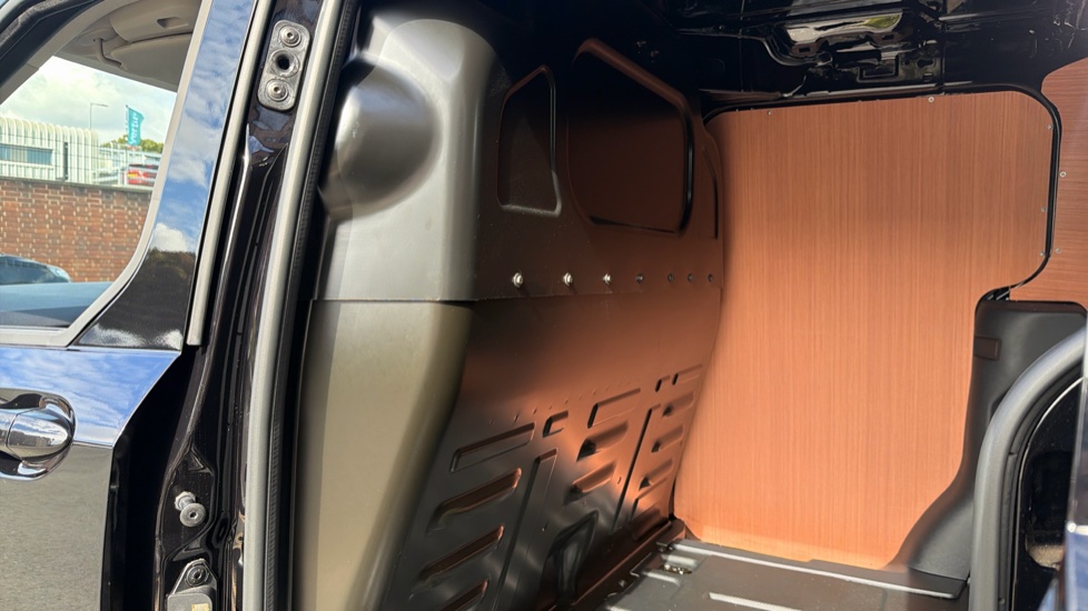 Ford Transit Courier E-Transit Courier 100kW 43kWh Limited Van Auto - Image 18