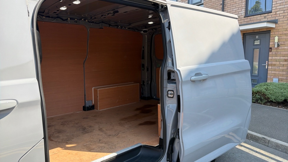 Ford Transit Custom E-320 L1 Rwd 100kW 65kWh H1 Van Limited Auto - Image 5