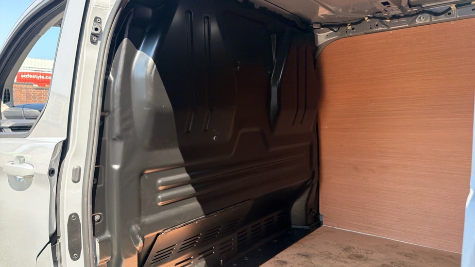 Ford Transit Custom E-320 L1 Rwd 100kW 65kWh H1 Van Limited Auto - Image 18