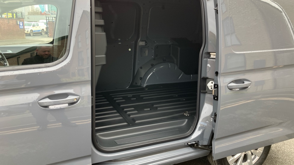 Ford Transit Connect 250 L2 Petrol 1.5 EcoBoost PHEV 150 Limited Van Auto - Image 5