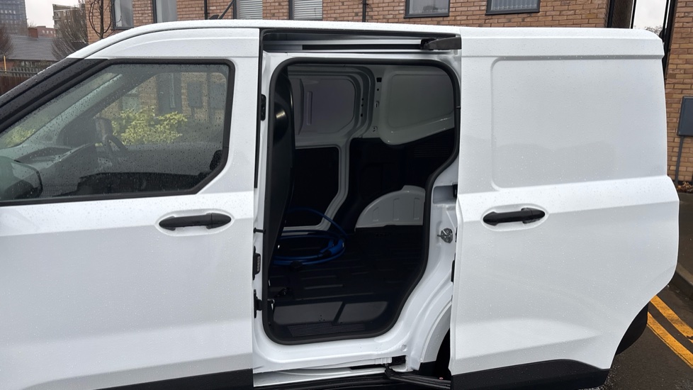 Ford Transit Courier E-Transit Courier 100kW 43kWh Trend Van Auto - Image 5