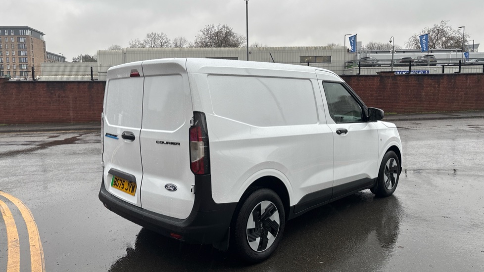 Ford Transit Courier E-Transit Courier 100kW 43kWh Trend Van Auto - Image 10