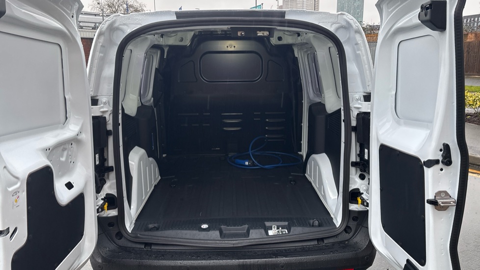 Ford Transit Courier E-Transit Courier 100kW 43kWh Trend Van Auto - Image 12