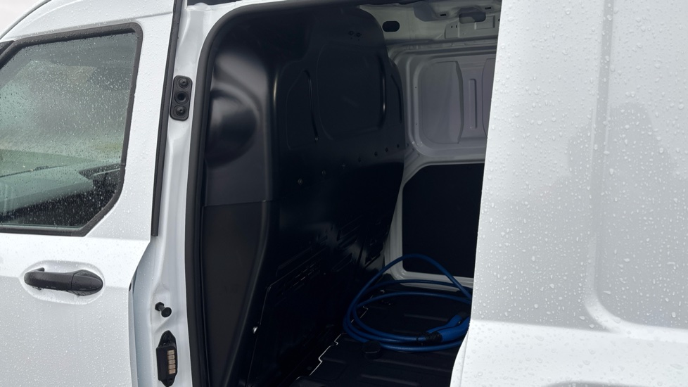 Ford Transit Courier E-Transit Courier 100kW 43kWh Trend Van Auto - Image 18