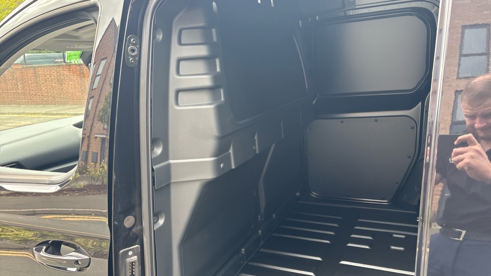 Ford Transit Connect 230 L1 Diesel 2.0 EcoBlue 122ps Limited Van Auto - Image 18