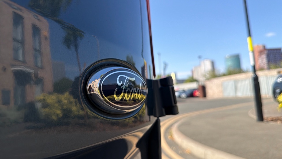 Ford Transit Custom 300 L1 Diesel Fwd 2.0 EcoBlue 130ps Low Roof D/Cab Limited Van - Image 36