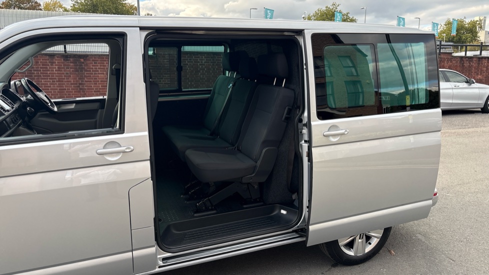 Volkswagen Transporter T32 Swb Diesel 2.0 TDI BMT 150 Highline Kombi Van DSG - Image 5