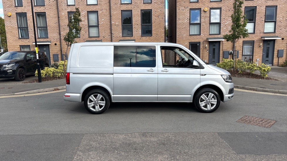 Volkswagen Transporter T32 Swb Diesel 2.0 TDI BMT 150 Highline Kombi Van DSG - Image 9