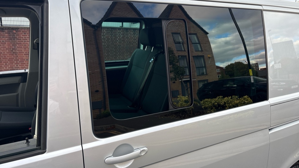 Volkswagen Transporter T32 Swb Diesel 2.0 TDI BMT 150 Highline Kombi Van DSG - Image 34