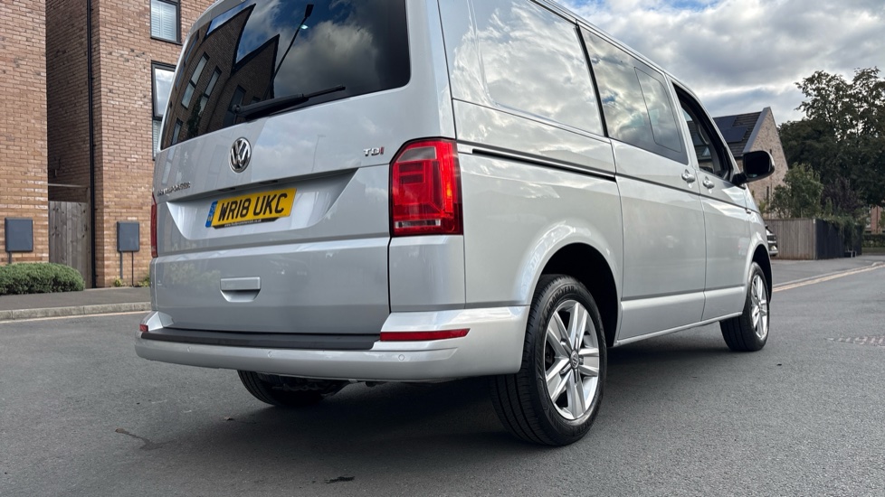 Volkswagen Transporter T32 Swb Diesel 2.0 TDI BMT 150 Highline Kombi Van DSG - Image 36
