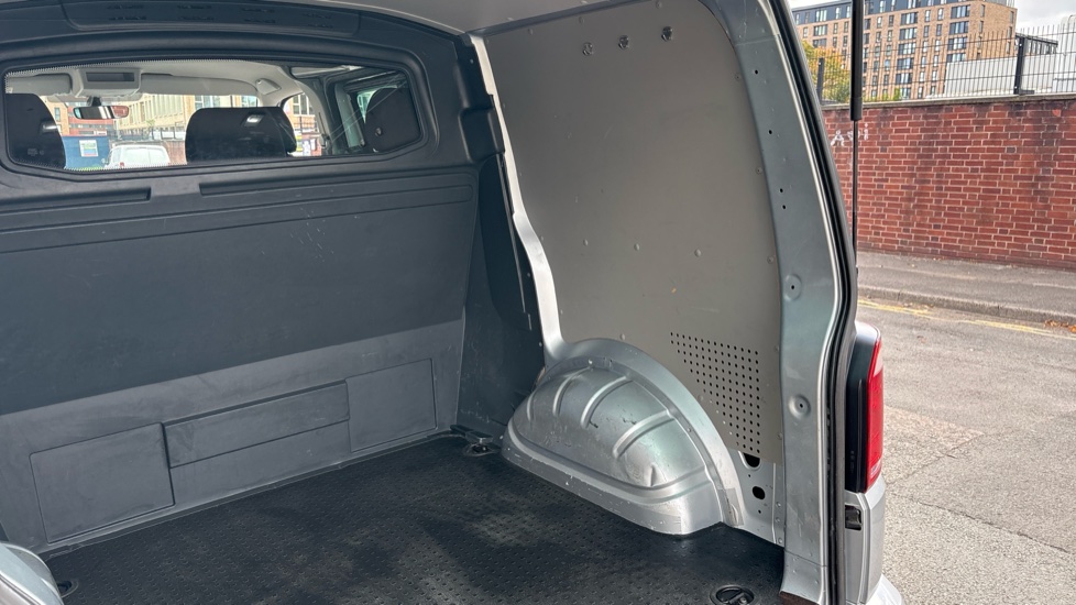 Volkswagen Transporter T32 Swb Diesel 2.0 TDI BMT 150 Highline Kombi Van DSG - Image 39