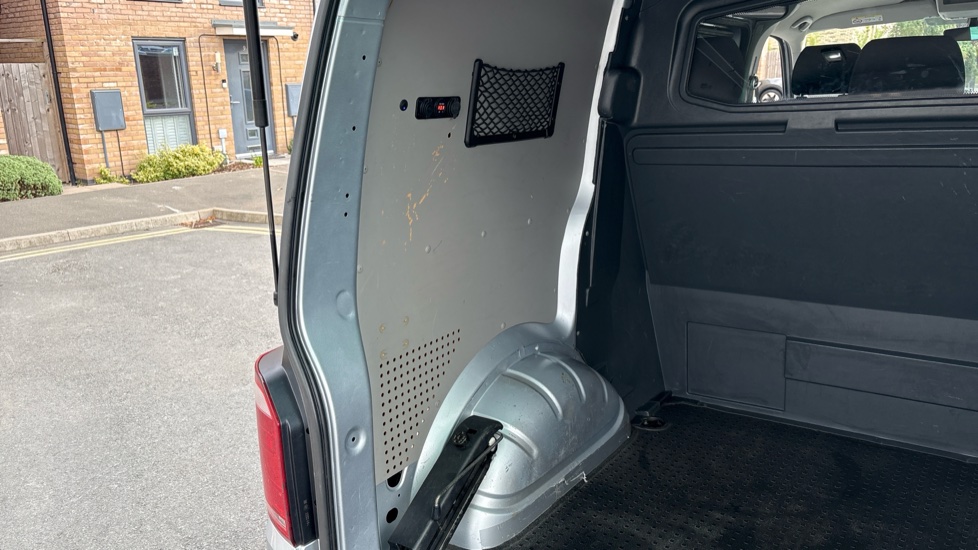 Volkswagen Transporter T32 Swb Diesel 2.0 TDI BMT 150 Highline Kombi Van DSG - Image 40