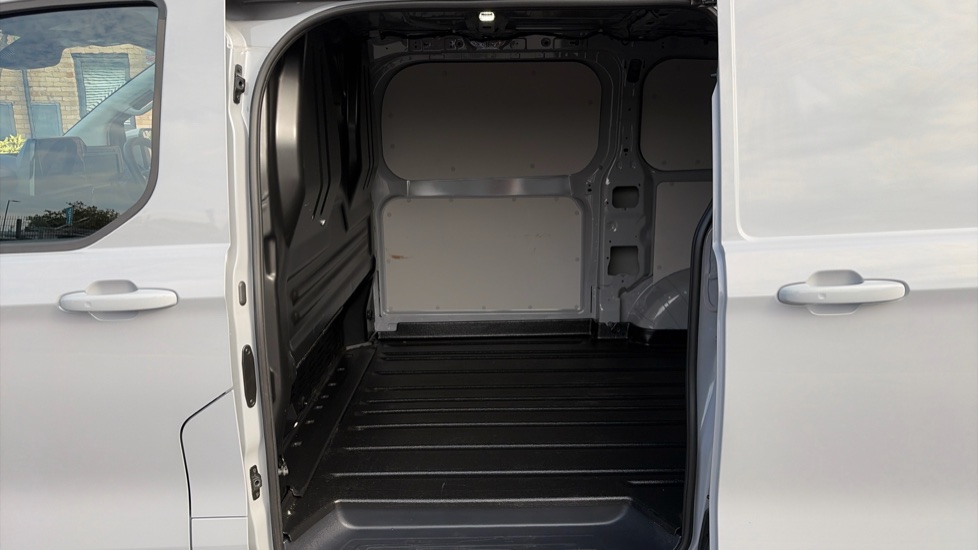 Ford Transit Custom E-320 L1 Rwd 160kW 65kWh H1 Van Limited Auto - Image 5