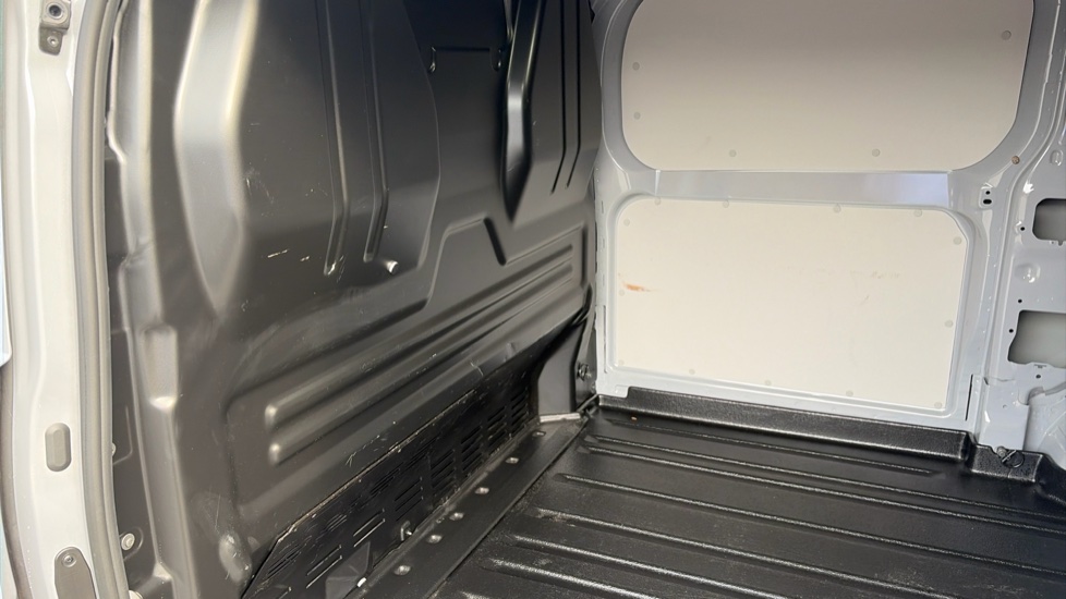 Ford Transit Custom E-320 L1 Rwd 160kW 65kWh H1 Van Limited Auto - Image 18