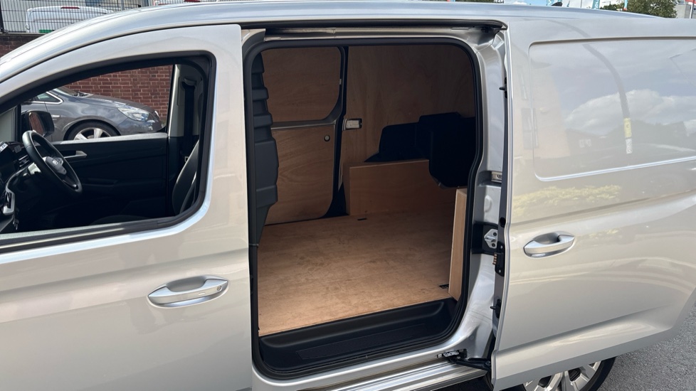 Ford Transit Connect 250 L2 Petrol 1.5 EcoBoost PHEV 150 Limited Van Auto - Image 5