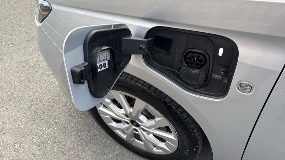 Ford Transit Connect 250 L2 Petrol 1.5 EcoBoost PHEV 150 Limited Van Auto - Image 32