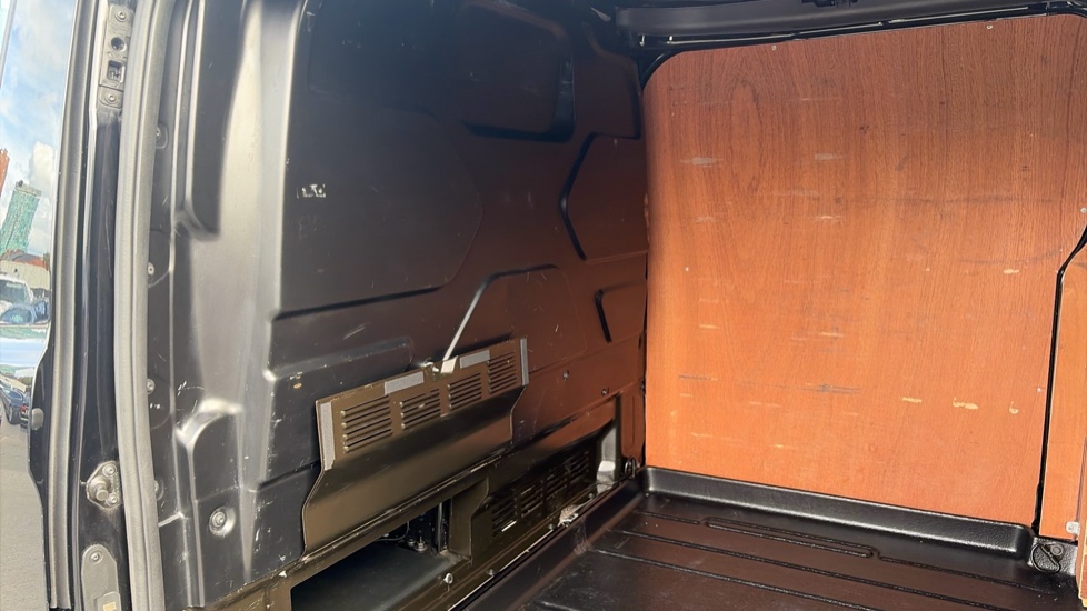 Ford Transit Custom 280 L1 Diesel Fwd 2.0 EcoBlue 130ps Low Roof Limited Van - Image 18