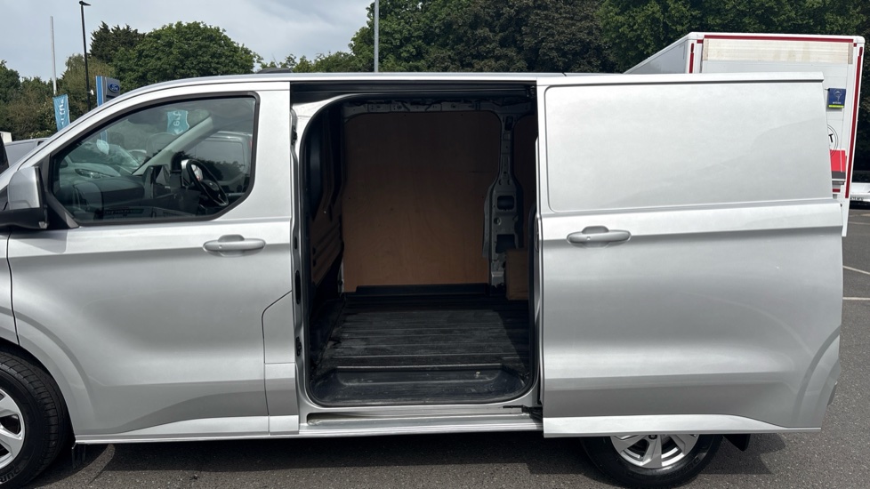 Ford Transit Custom 300 L1 Diesel Fwd 2.0 EcoBlue 136ps H1 Van Limited - Image 5