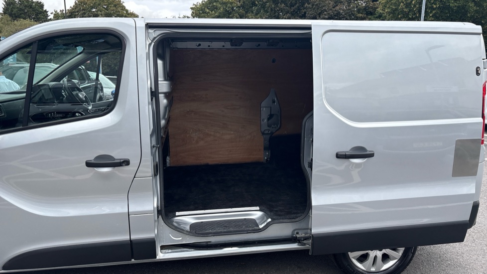 Nissan Primastar 30 L1 Diesel 2.0 dCi 130ps H1 Tekna Van - Image 5