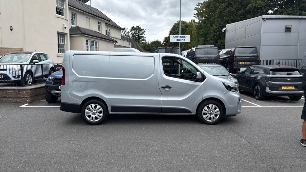 Nissan Primastar 30 L1 Diesel 2.0 dCi 130ps H1 Tekna Van - Image 9