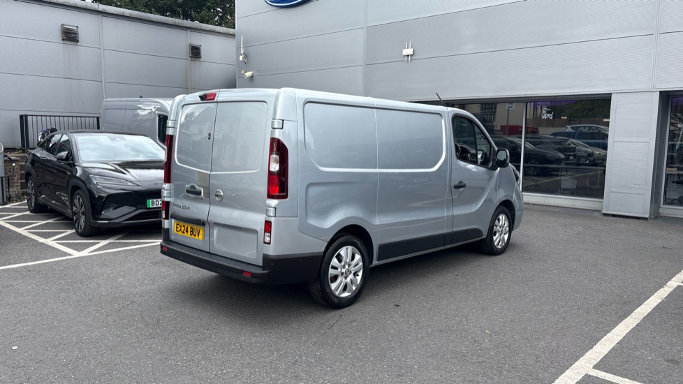 Nissan Primastar 30 L1 Diesel 2.0 dCi 130ps H1 Tekna Van - Image 10