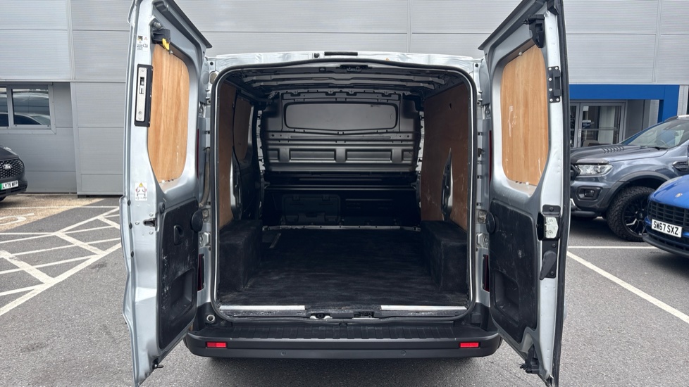Nissan Primastar 30 L1 Diesel 2.0 dCi 130ps H1 Tekna Van - Image 12