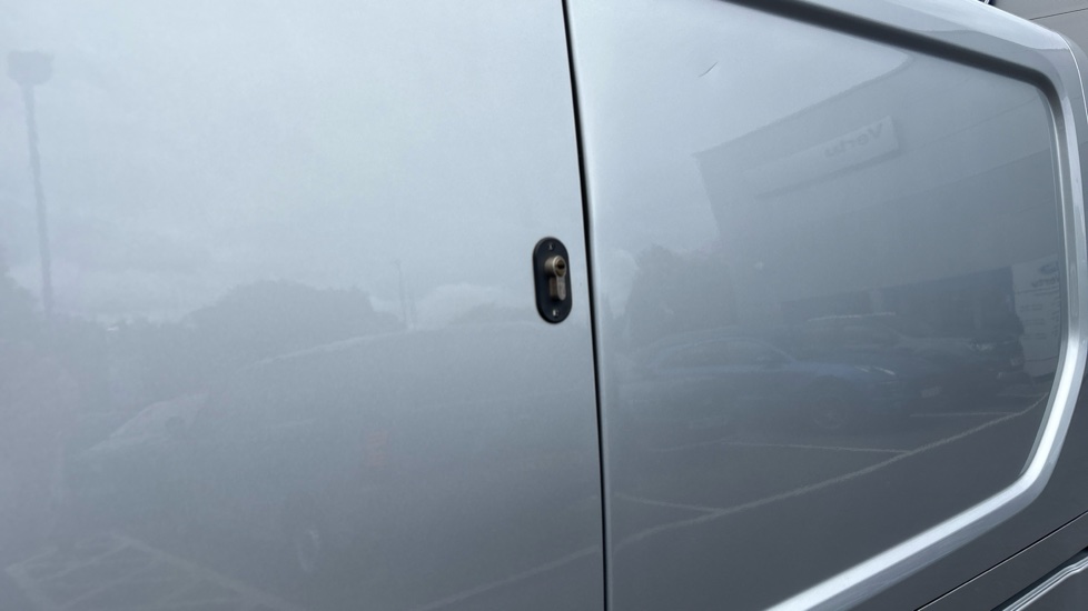 Nissan Primastar 30 L1 Diesel 2.0 dCi 130ps H1 Tekna Van - Image 23