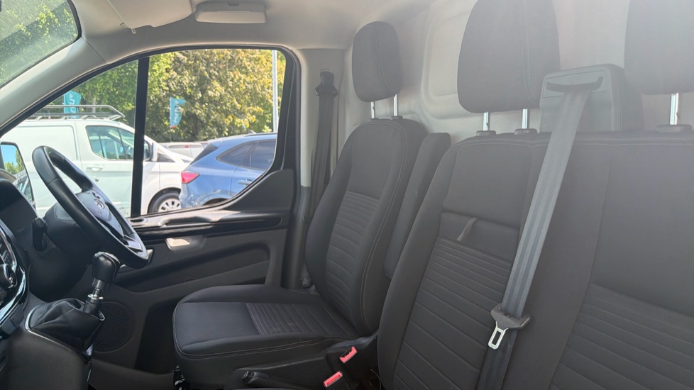 Ford Transit Custom 280 L1 Diesel Fwd 2.0 EcoBlue 130ps Low Roof Limited Van - Image 13