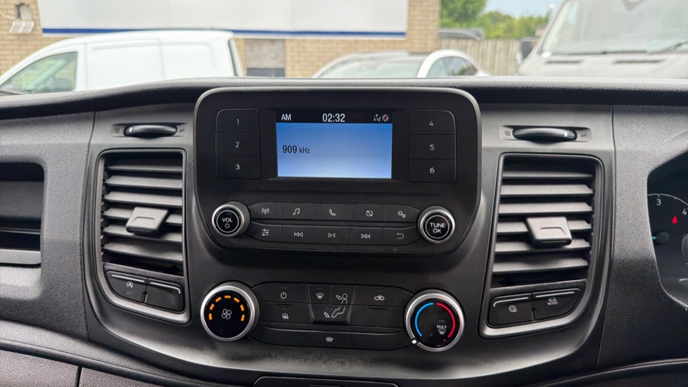 Ford Transit 350 L4 Diesel Fwd 2.0 EcoBlue 130ps Leader Luton Van - Image 15
