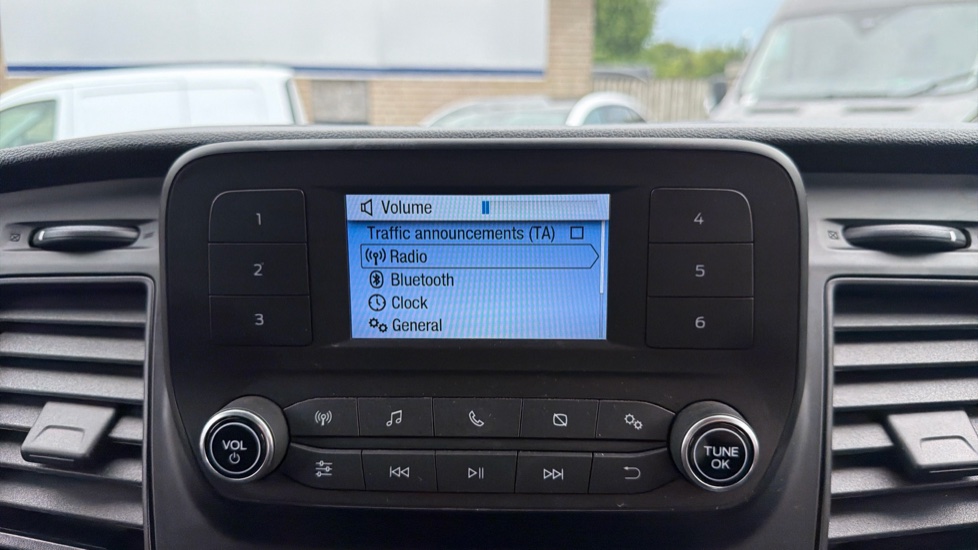 Ford Transit 350 L4 Diesel Fwd 2.0 EcoBlue 130ps Leader Luton Van - Image 27