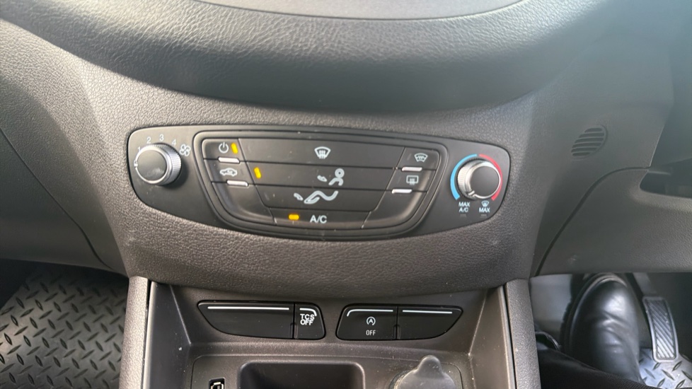 Ford Transit Courier Diesel 1.5 TDCi 100ps Limited Van [6 Speed] - Image 31