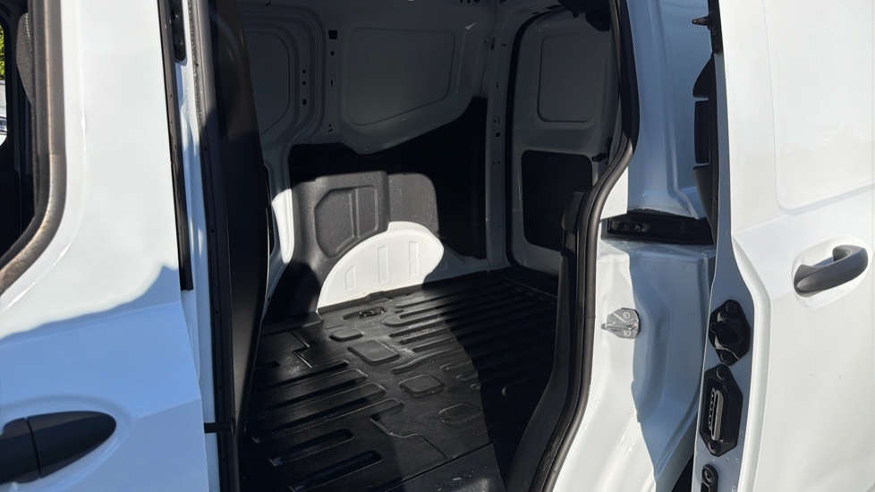 Ford Transit Courier E-Transit Courier 100kW 43kWh Trend Van Auto - Image 5