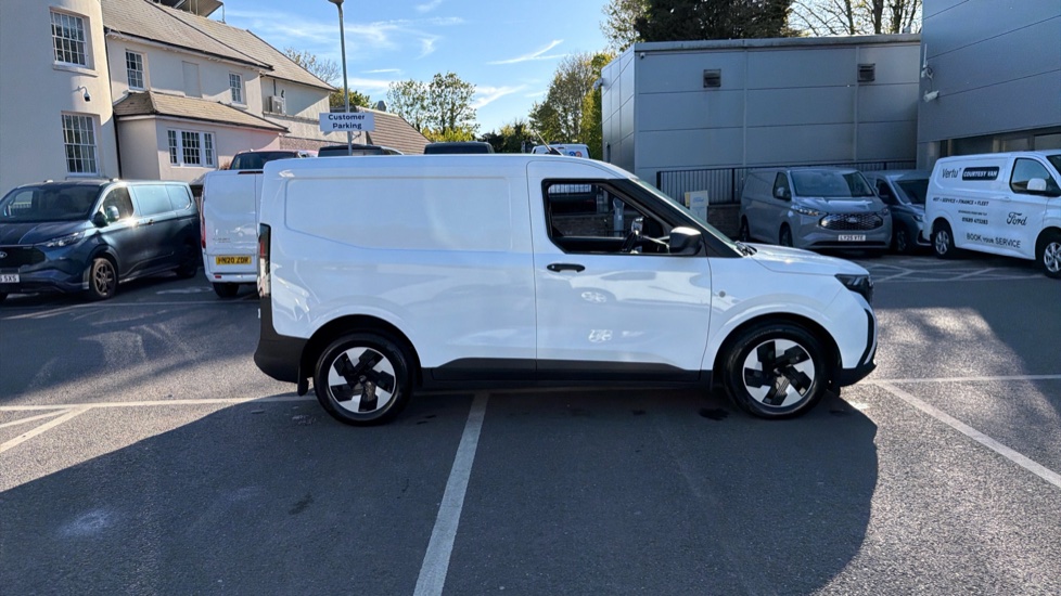 Ford Transit Courier E-Transit Courier 100kW 43kWh Trend Van Auto - Image 9