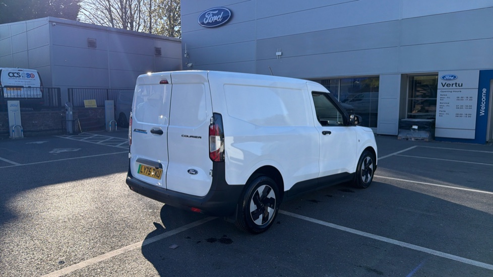 Ford Transit Courier E-Transit Courier 100kW 43kWh Trend Van Auto - Image 10