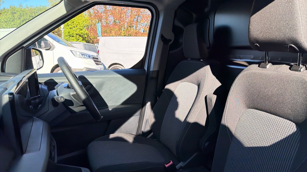 Ford Transit Courier E-Transit Courier 100kW 43kWh Trend Van Auto - Image 13